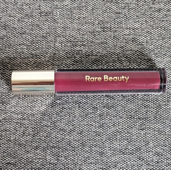 ๐ Rare Beauty by Selena Gomez Nearly Berry Gloss Lip Balm - Picture 2 of 8